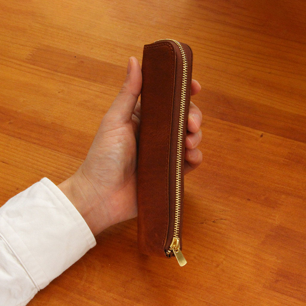 文具クワウチオリジナルペンケースは手のひらサイズで持ち運びに便利です。