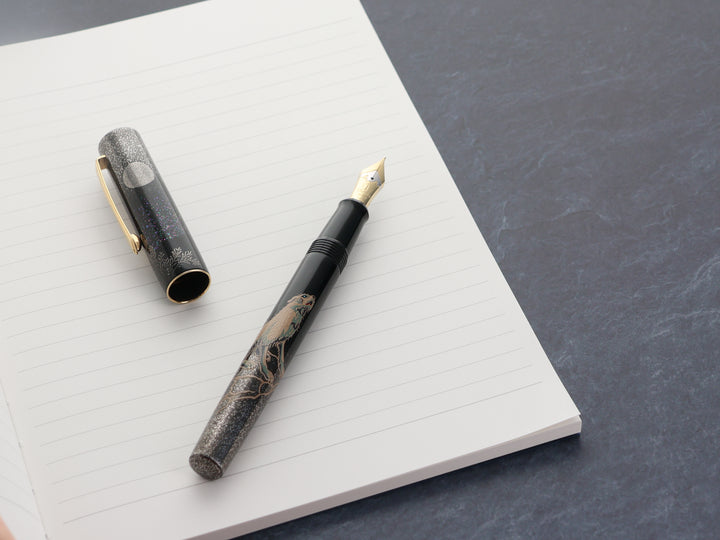 【限定品】Namiki 万年筆「狼月」Wolf Moom筆記シーンです。