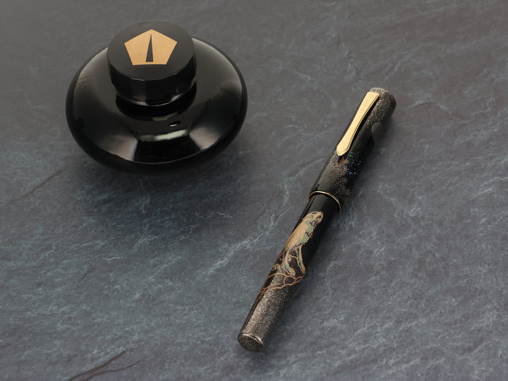 文具クワウチが販売する【限定品】Namiki 万年筆「狼月」Wolf Moom全体像です。