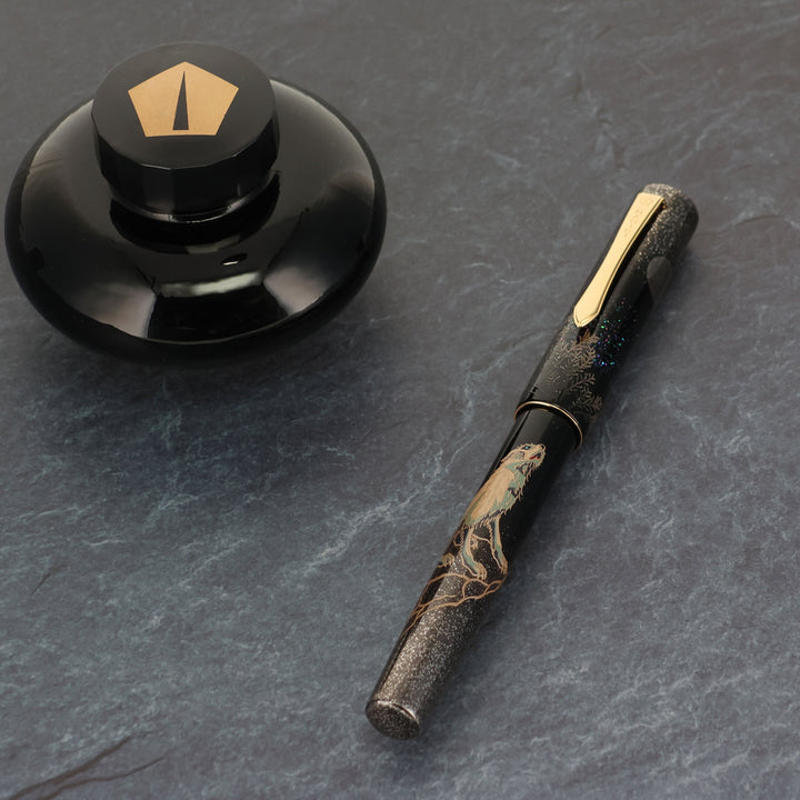 文具クワウチが販売する【限定品】Namiki 万年筆「狼月」Wolf Moom全体像です。