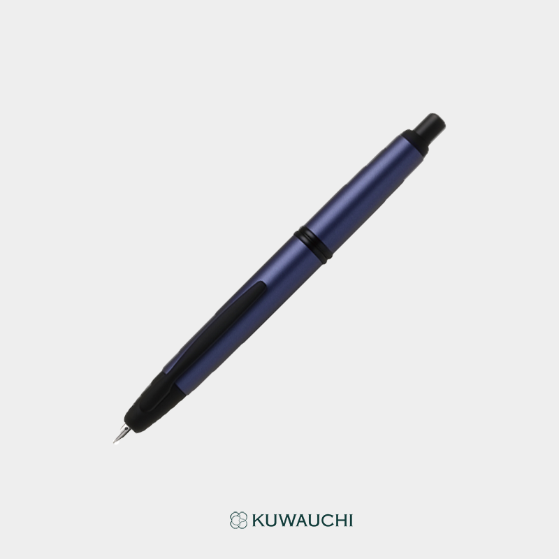 文具クワウチが販売するパイロット　ノックひとつで、万年筆「キャップレス」新色（特殊合金ペン）マットアッシュブルーです。