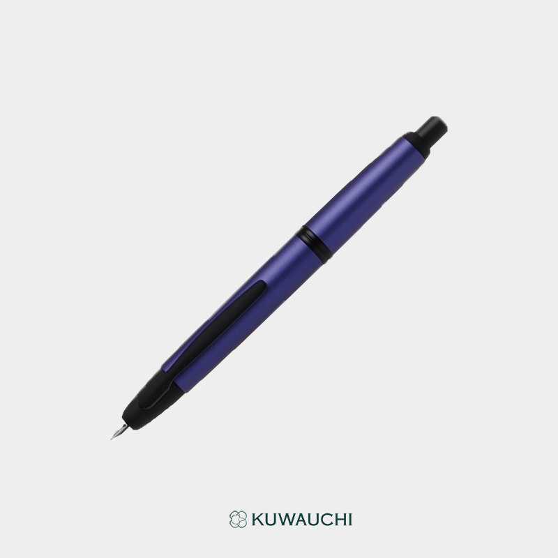 文具クワウチが販売するパイロット　ノックひとつで、万年筆「キャップレス」新色（特殊合金ペン）限定色のマットパープルです。
