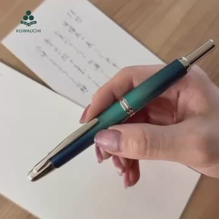 文具クワウチが販売するパイロット＜PILOT PRO SHOP>2026年 限定キャップレス 万年筆 グリーンフラッシュ「航海」 です。